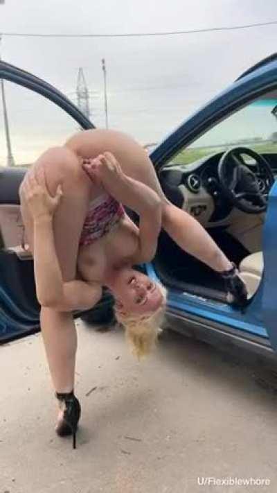 When i'm horny i move outside and masturbate, i love to do it in public😋