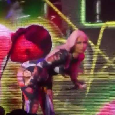 Iggy Azalea twerking while performing