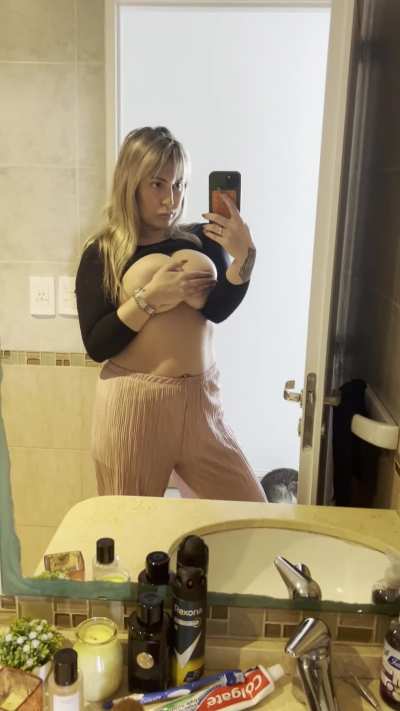 My hobbies include getting undress &  showing these tits😌