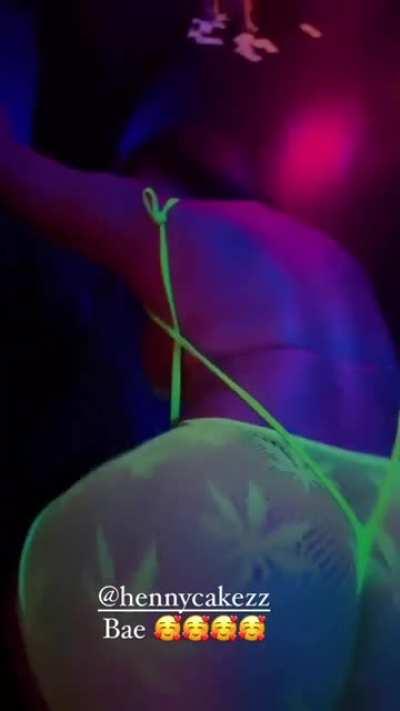 (@hennycakezz)