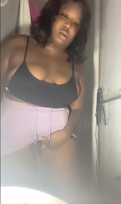 Ebony bbw peeing