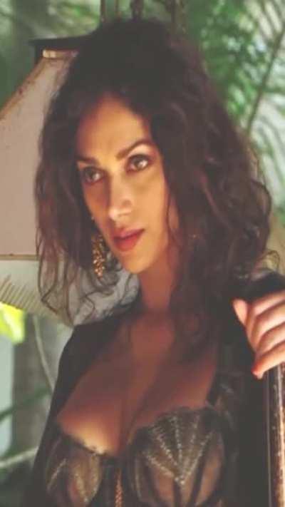 Aditi Rao Hydari Rare Cleavage Show 