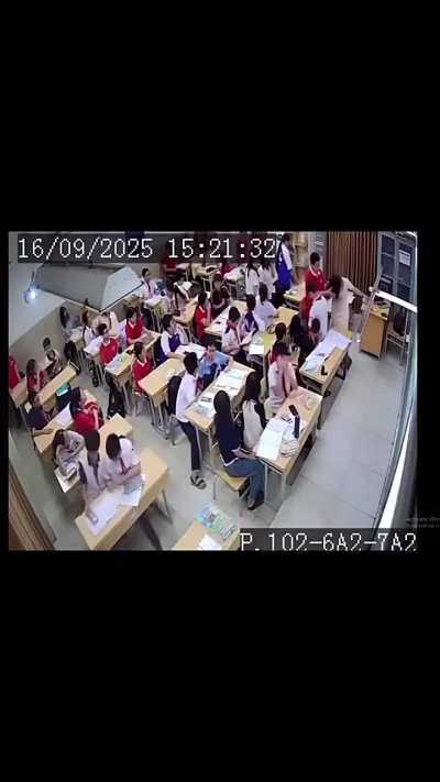 Nữ giáo viên bị bake nhi đồng lớp 7 WWE ngay giữa lớp học