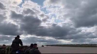 Drag race between a Challenger 2 and a Leclerc in Estonia