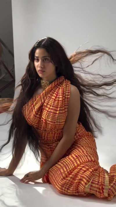 Blouse less beauty Jahanavi Kapoor 