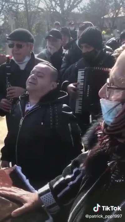 De la fetele lu’ Lulu pentru Lulu