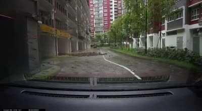 Lightning strike caused a manhole explosion in Singapore (24 Aug 2021)