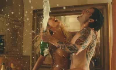 Lily Jamnes as Pamela Anderson in 'Pam & Tommy' S1E2