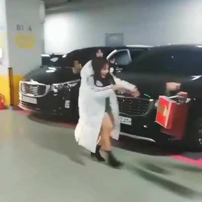 Funny thing when yuju accepted a gift from a fan. 😅