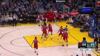 [Highlight] Jonathan Kuminga drills 4 back to back threes to end the 3rd quarter against the Raptors