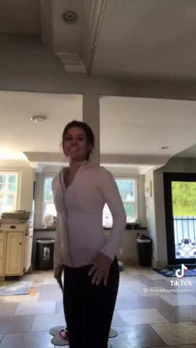 Madisyn Shipman twerking