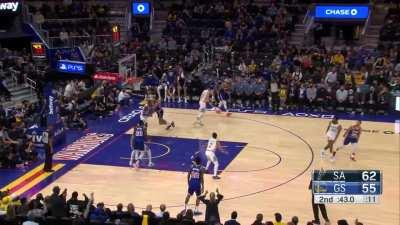 [Highlight] Steph Curry just went 1 of 11 shooting in the first half and was 0 of 9 with under a minute left. Still did the lookaway 3.