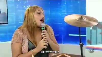 Когда пытаешься подпевать своей любимой песенке, но у тебя плохо с английским, да и с пением тоже.