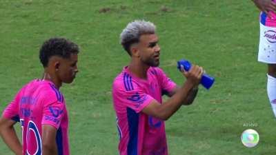 Jaja ajudando o colega de equipe que estava com calor