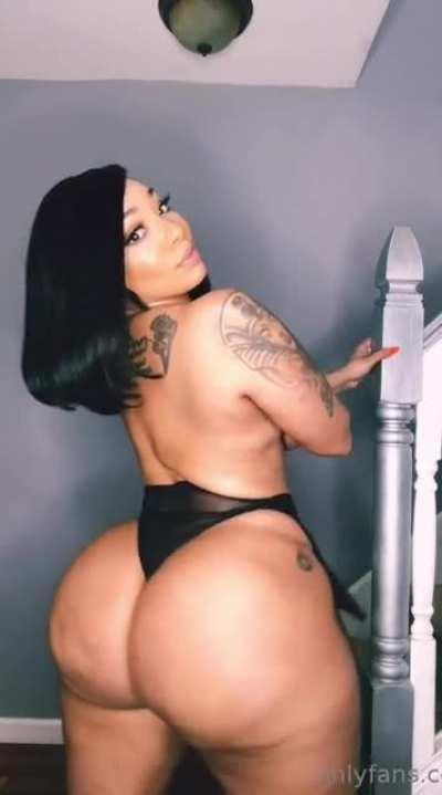 the way she look back 😩