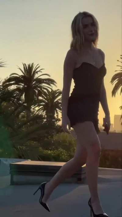 Fuck I want to give it to Kiernan Shipka