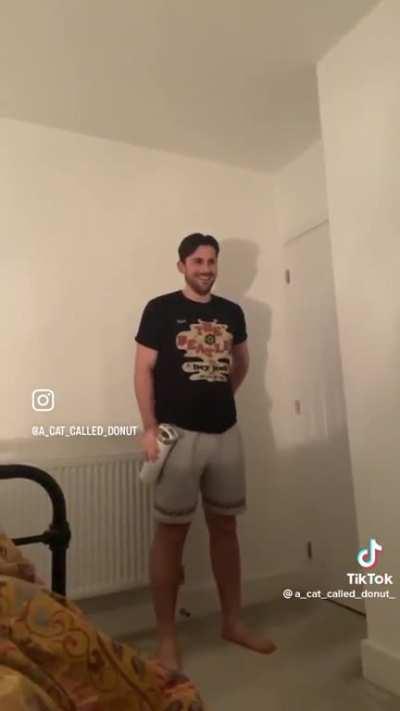 A deaf cat wants to come in!!