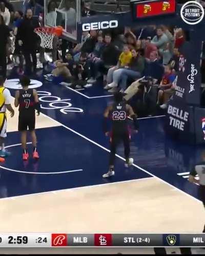 [Highlight] Jaden Ivey with an EXPLOSIVE one handed windmill jam on his way to 19/2/5 in the first half!