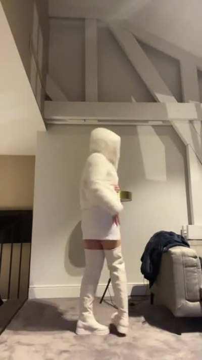 Winter Wonderland Sjokz . The way her top hugs her body [TikTok]