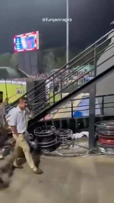 Gautam Gambhir flashing middle finger at crowd when chanted Kohli Kohli