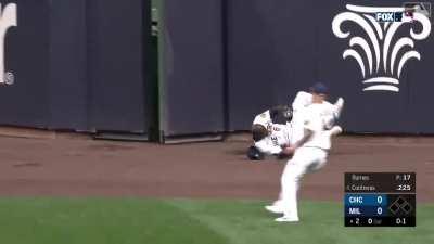 [Highlight] [Highlight] Lorenzo Cain makes an unbelievable catch, robbing Willson Contreras of extra bases and drawing a massive roar from the Milwaukee crowd
