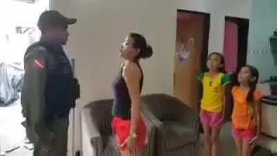 preste continência imediatamente