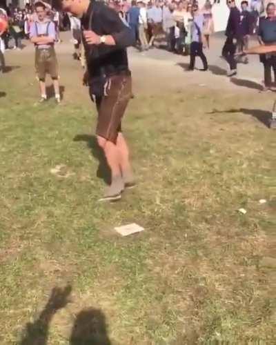 Этот чувак пьян и пытается снова надеть туфлю. Толпа собирается поболеть за него.