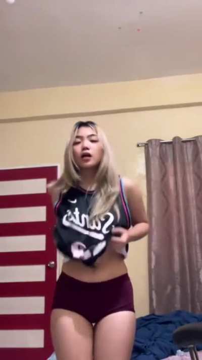 Bihira lang mag underboobs