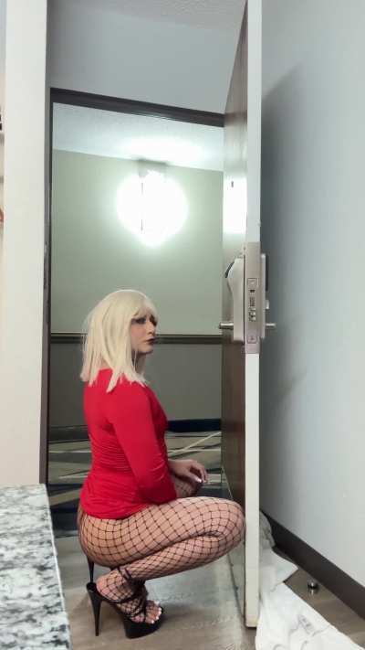 If you walked past my Hotel room would you come in if you saw me like this? 😳🥵