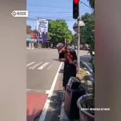 This traffic light is hot!