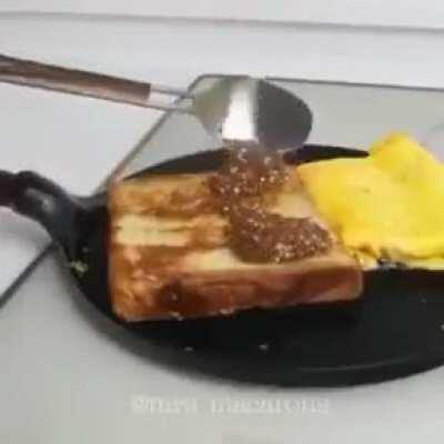 Les prepare un sándwich