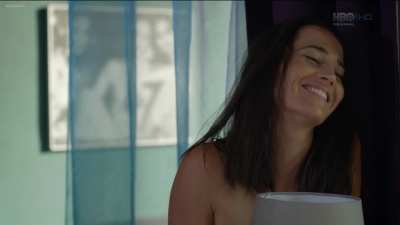 Jana Kolesárová & Jitka Čvančarová - Až po uši S1E10 (CZ2014) - Lamp at the right height for obstruction, perfect to flirt play with GF.