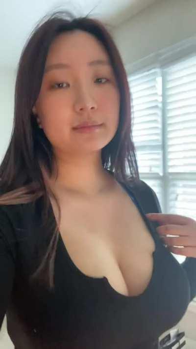 Do you like girls with bouncy tits? ☺️