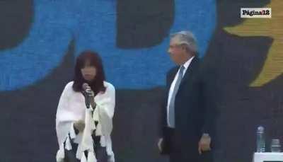 Cristina verduguea a Alberto en un acto público, un presidente títere.