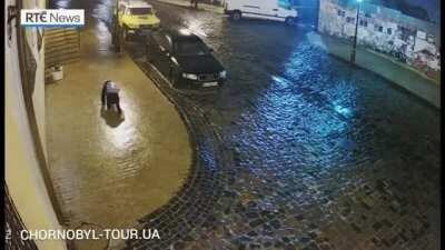 La chica de la mochila representa los intentos de México de salir adelante.