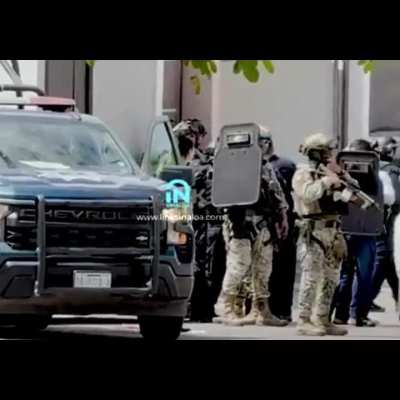 Members of the mexican army Special Forces Corps assigned as protection for the Sinaloa state police chief, General Oscar Rentería, as he arrives to the scene where state police agents were attacked by cartel gunmen
