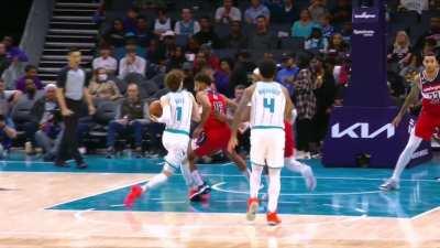 [Highlight] LaMelo Ball sprained his left ankle vs the Wizards