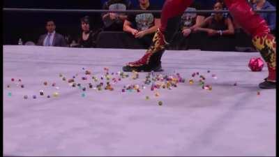 The moment fans of D&D and wrestling have been waiting for, Dice used as weapons... they even used the d4s
