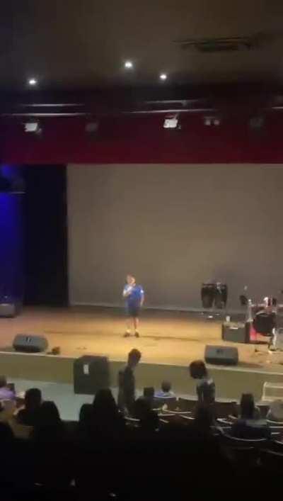 PALMAS pra ele, que moleque brabo