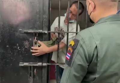 This dude demonstrates to police officers how he breaks a lock.