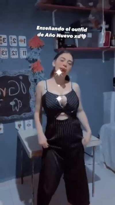 Felíz año les desea la tetona hermosa