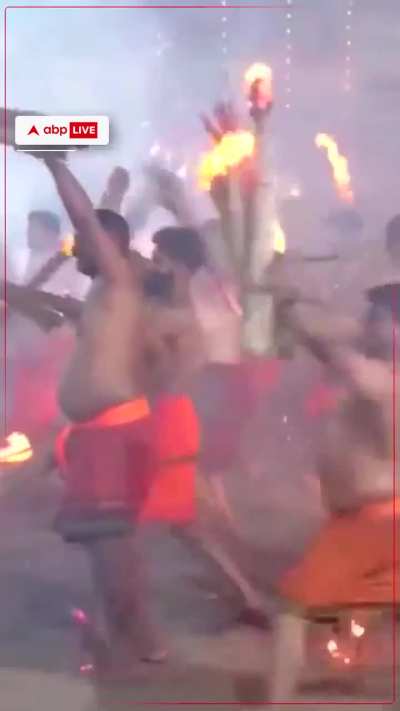 Hindistan'da bir gelenek olan ateş savaşı oyunu.