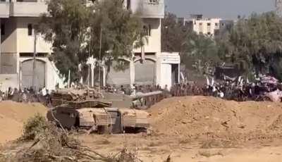 Palestinian residents flee north of gaza through IDF forces with white flags