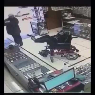 A handicapped hold a gun with his feet to robbery in a shop