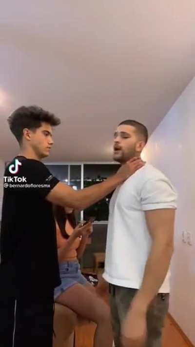 Glr, estou pensando em abrir uma escola d auto defesa(defesa pessoal) esse e um dos treinos q praticamos la, levo essa questão muito a sério, oq vcs acham? Tem futuro?