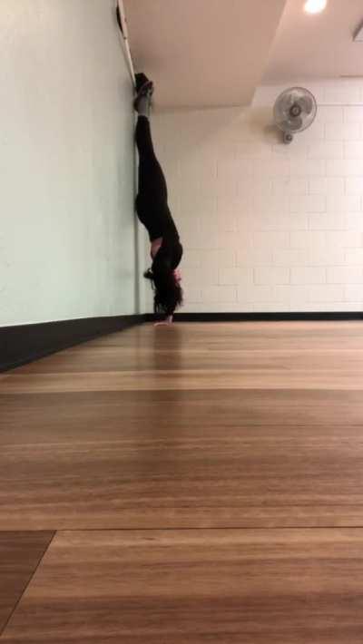 I’ve never had someone lick my pussy while I’m in a handstand but it’s never too late ;) [F] 29