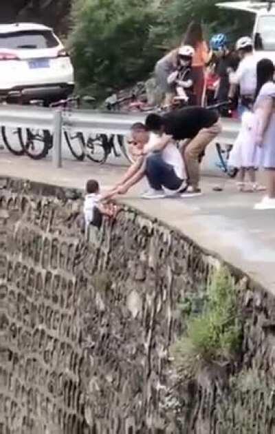 Parents in China drag their child on edge of hill just to take photos