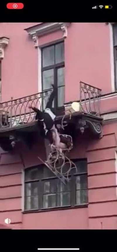 Fighting on a rickety balcony 🧐