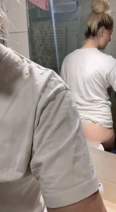 I would love to sit like this in Your Cock ;)