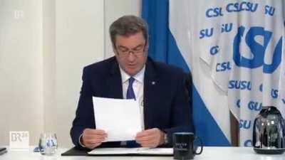 Söder liest Hassbotschaften vor, die er bekommen hat: